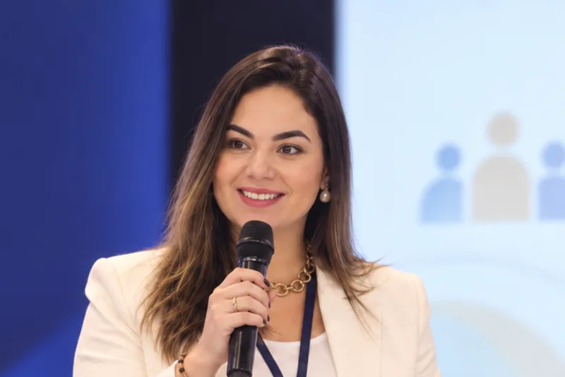 Camila Citron, fundadora do Instituto Interagir, palestrando em evento corporativo