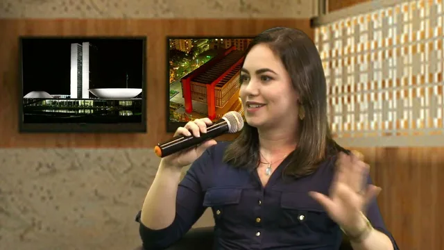 Camila Citron de Lima com microfone durante entrevista no programa Fala Aí, Jô