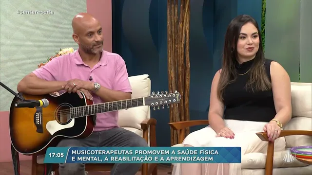 Camila Citron e o musicoterapeuta do Instituto, ao violão, no estúdio do programa Santa Receita, da TV Aparecida