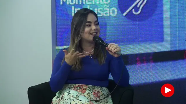 Camila Citron durante entrevista no cenário do programa Momento Inclusão, da TV Barueri Live