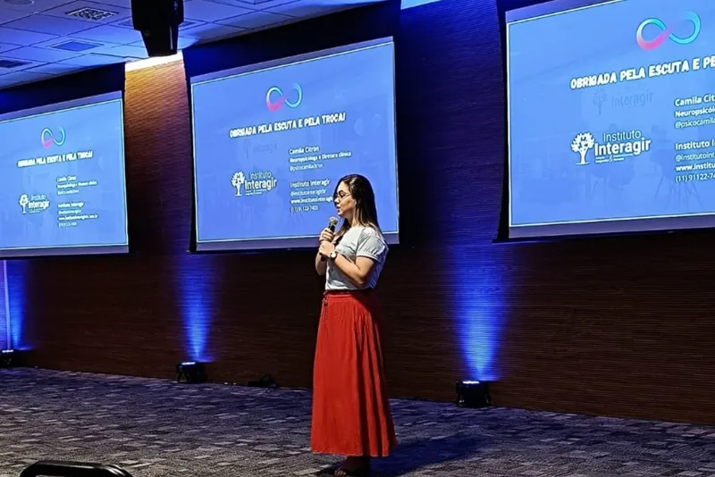 Palestra do Instituto Interagir em auditório corporativo, com telões exibindo o agradecimento pela escuta e pela troca
