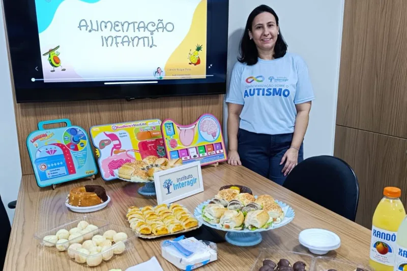 Encontro temático sobre alimentação infantil, com nutricionista, materiais lúdicos e mesa de lanches
