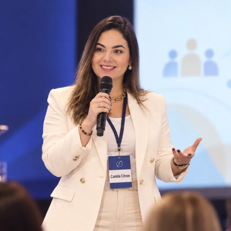 Camila Citron, psicóloga e fundadora do Instituto Interagir, durante palestra