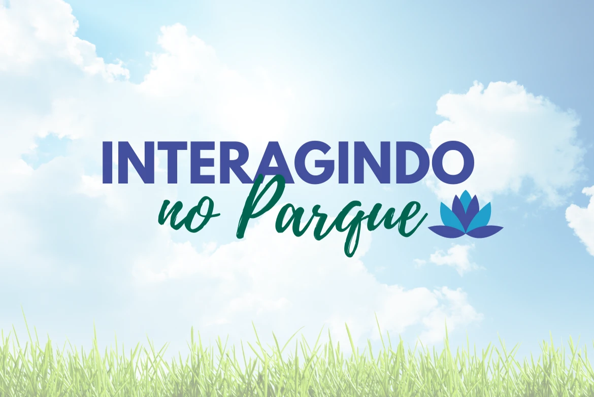 Logotipo do Interagindo no Parque, com letras azuis e verdes, flor de lótus, céu e grama